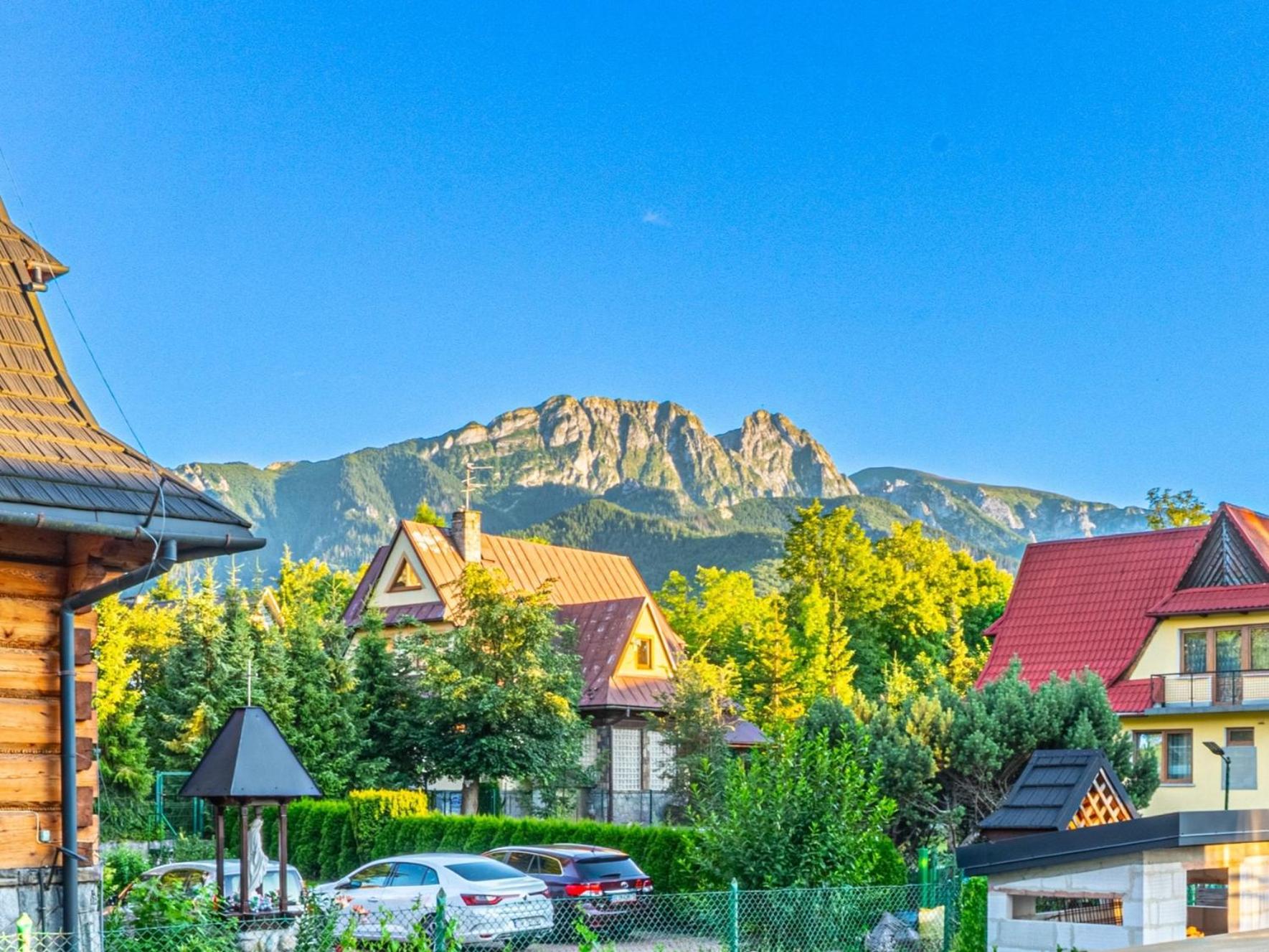One-Bedroom Apartment Balcony Mountain View